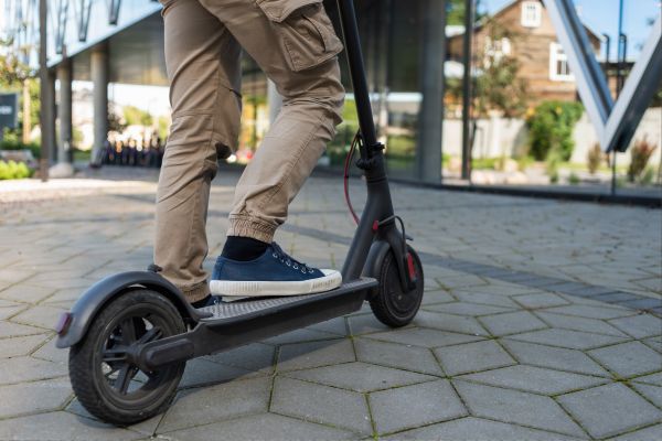 elektromos roller a városban